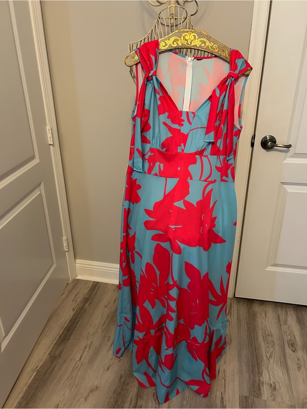 It’s summer time!Tie-Shoulder Floral Maxi Dress in Blue and Red